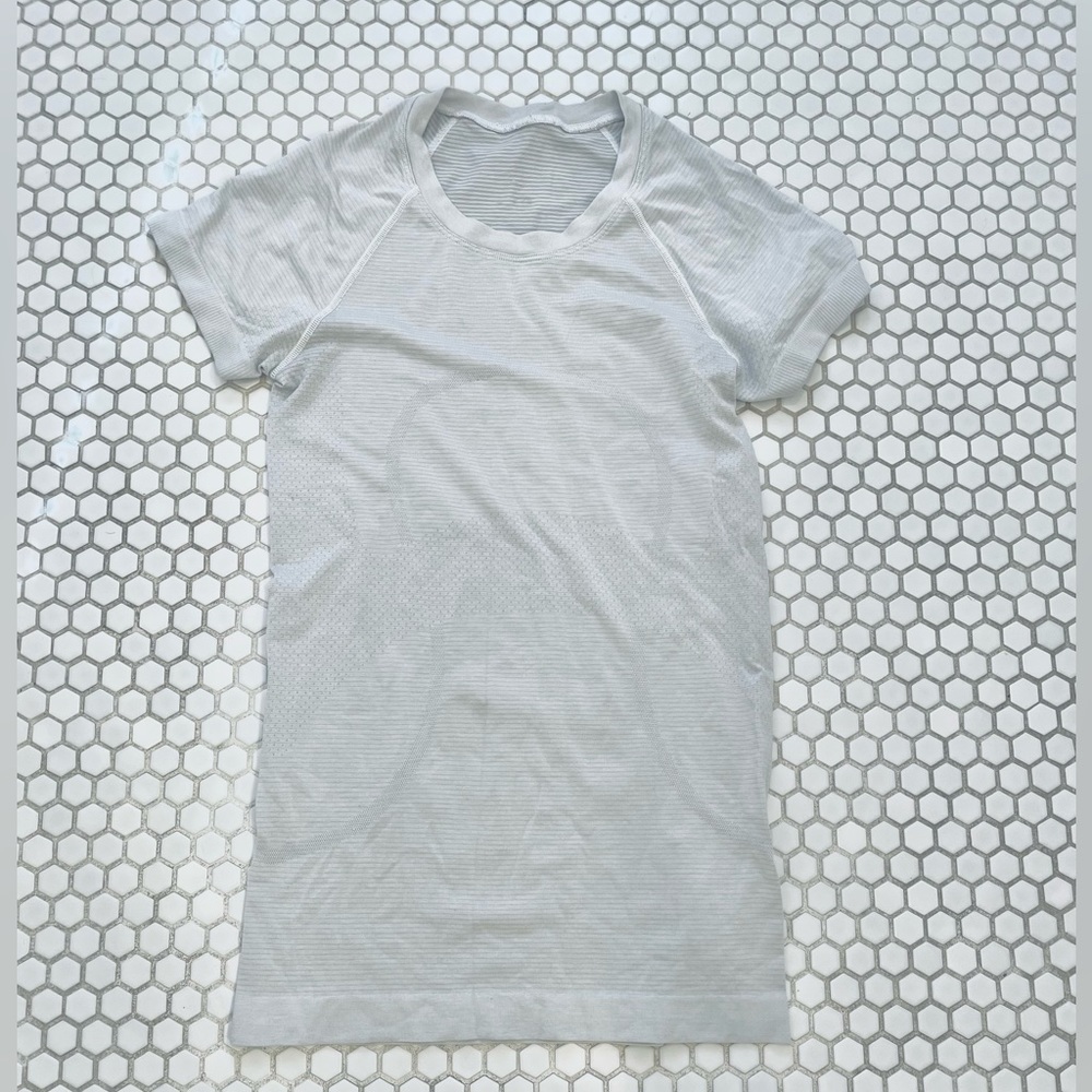 LULULEMON- white short-sleeve swiftly tech 2.0
